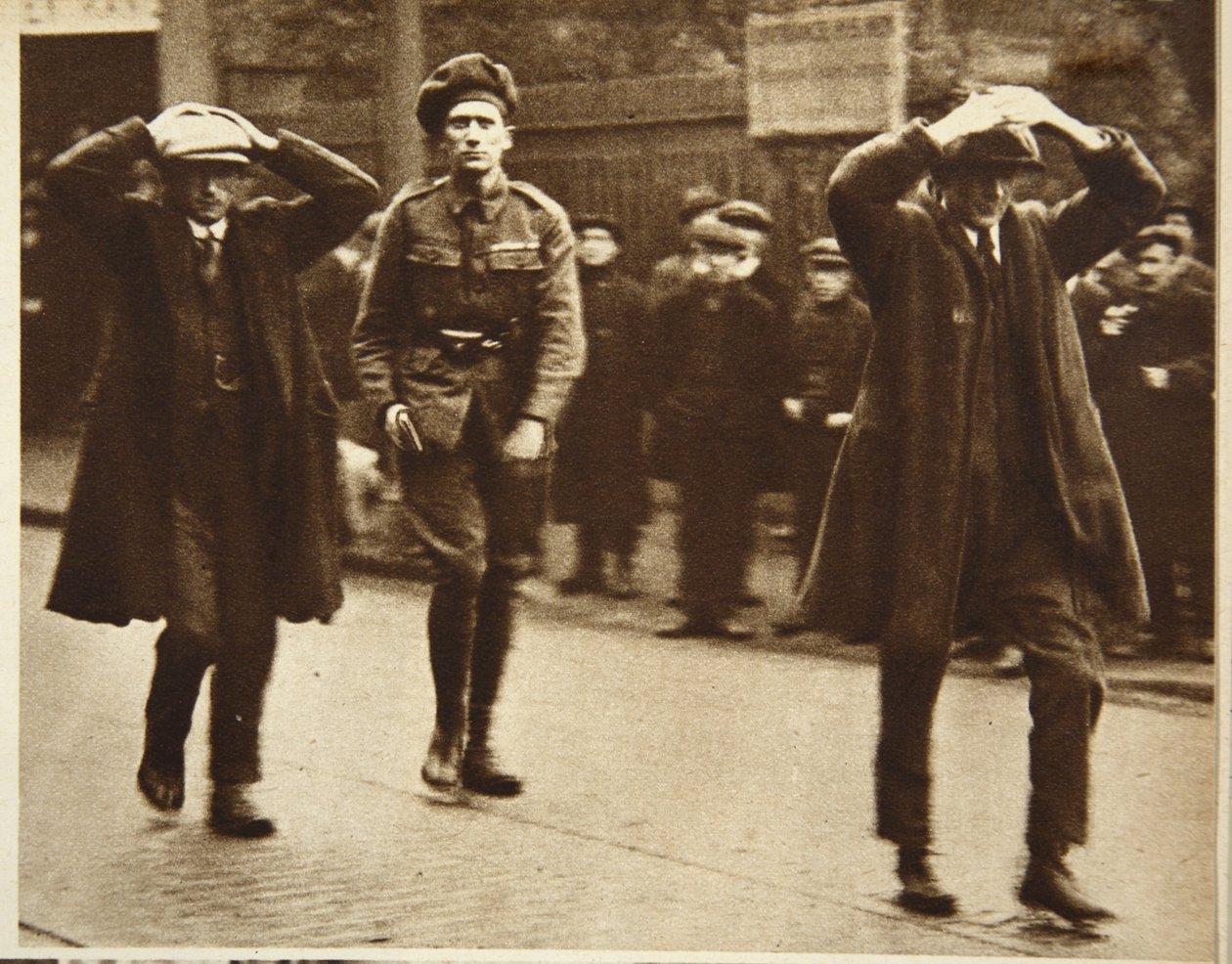 Dva členové Sinn Fein byli zatčeni britskými jednotkami během razie na úřadech ministerstva práce v Dublinu, 1920 (sépiová fotografie) od Irish Photographer