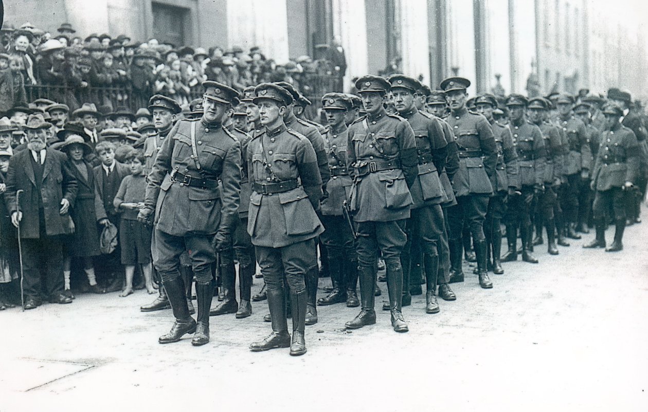Michael Collins (1890-1922) (vlevo) jako velitel irské armády svobodného státu na pohřbu Arthura Griffitha, srpen 1922 od Irish Photographer