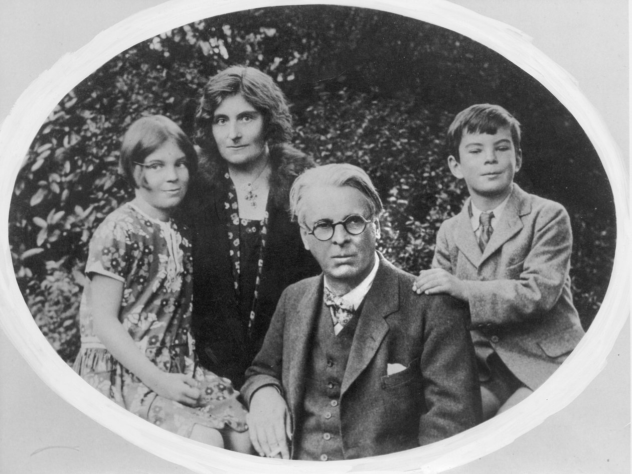 William Butler Yeats (1865-1939) s manželkou Georgie Hyde Lee a dětmi Anne a Michaelem od Irish Photographer