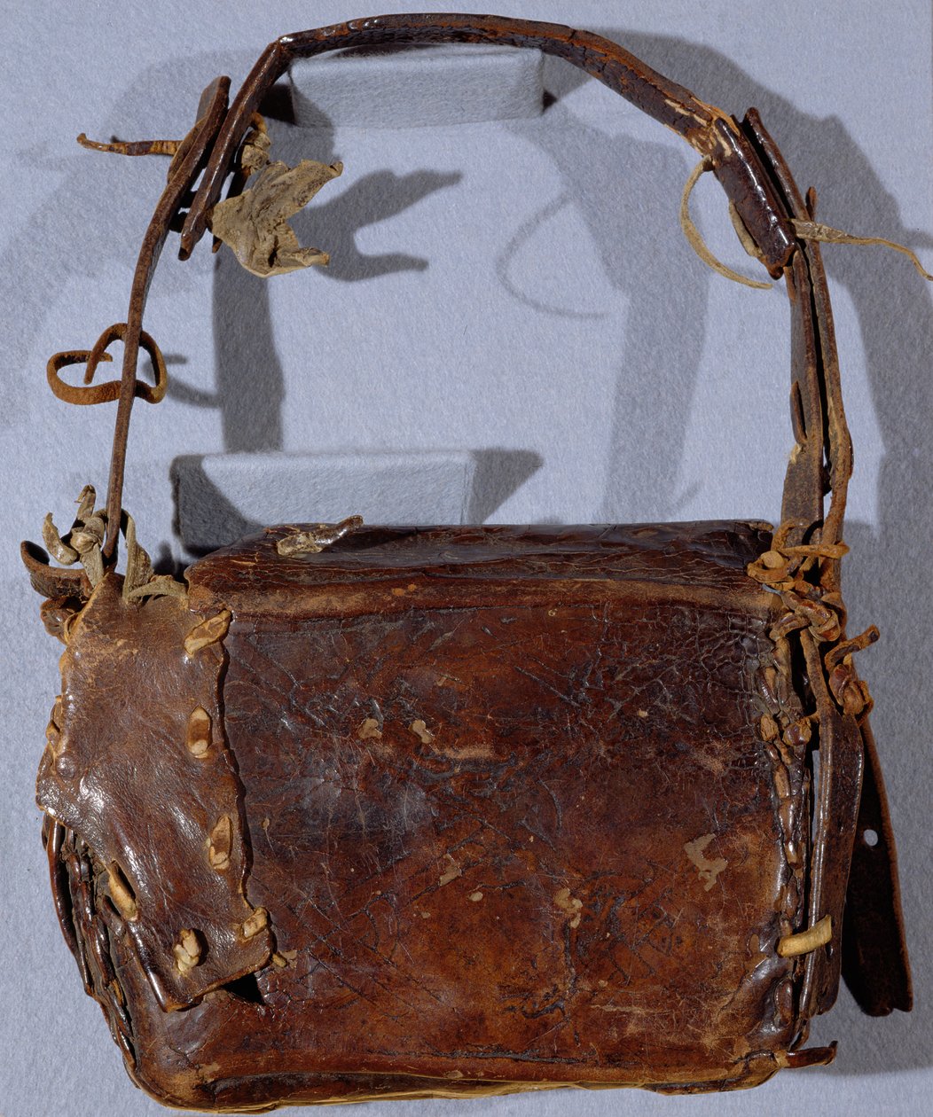 MS CCC 282 The Corpus Christi Book Satchel or Budget, pohled zezadu, Irish, c.1120-30 (kůže) od Irish School