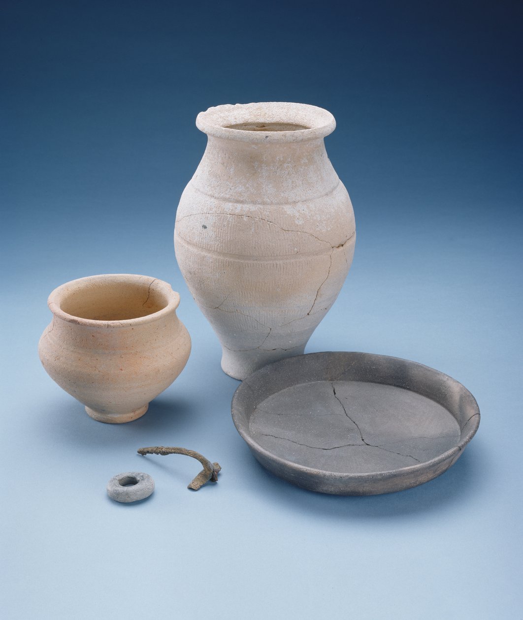 Kádinka, talíř, hrnec, brož a korálek: hrobové nádoby z ženského hrobu ve Watlingtonu, Oxfordshire, pozdní doba železná od Iron Age