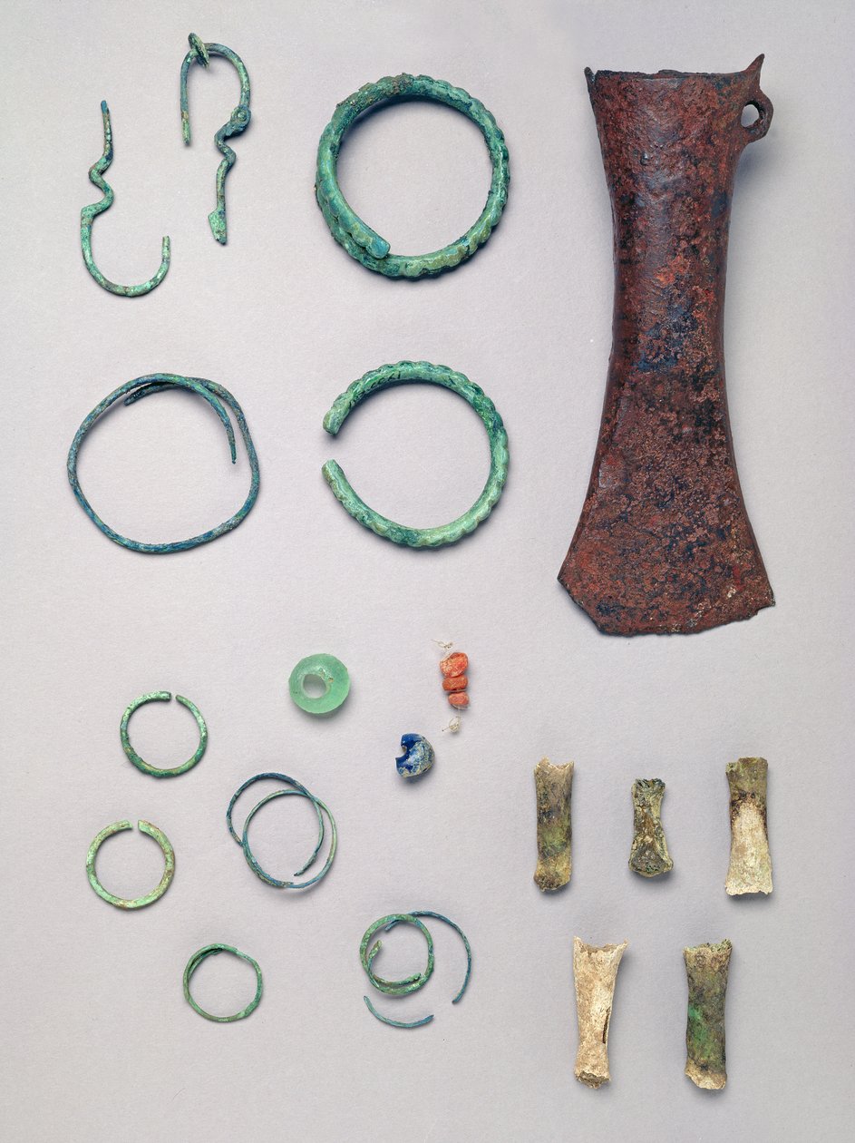 Obsah hrobu dítěte, z Barrow II, hrob I u Vace od Iron Age
