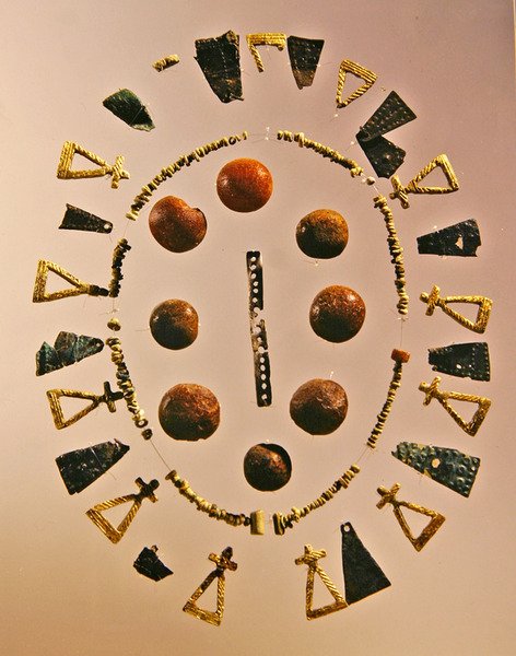 Části dámského oblečení od Iron Age