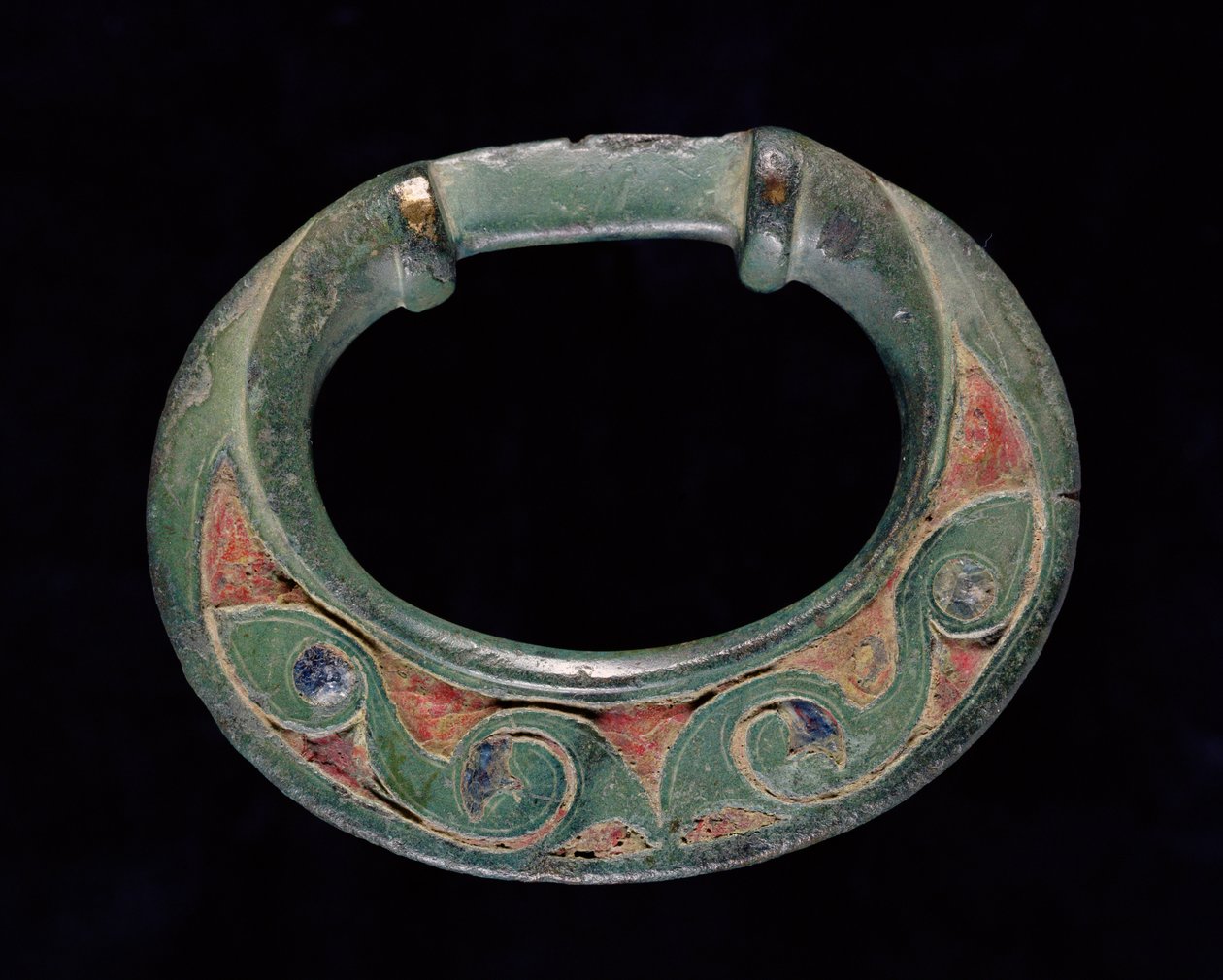 Prsten (terret), doba železná (bronzový odlitek s červenou a modrou skleněnou intarzií) od Iron Age