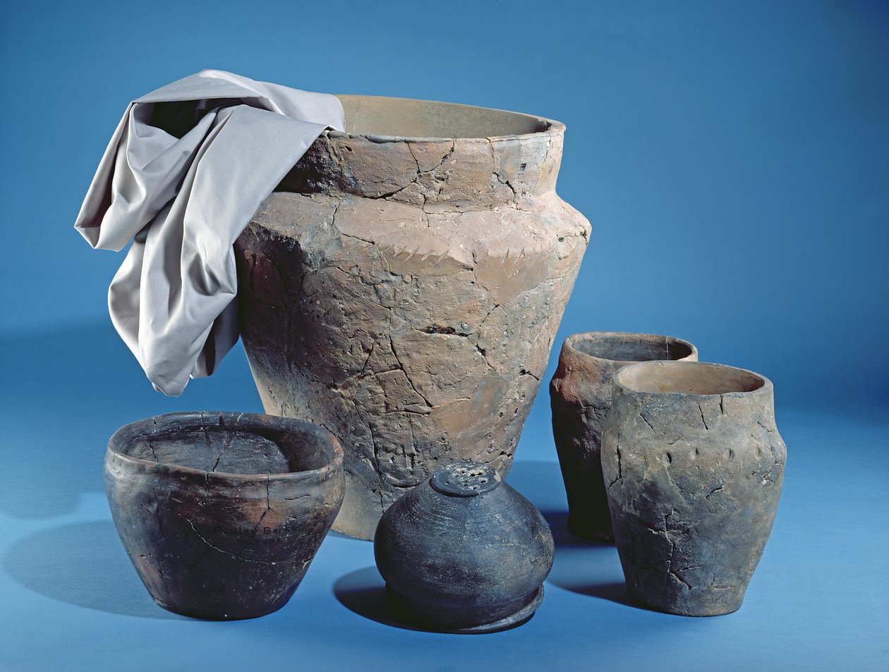 Šest hrnců vyrobených pro různé účely, všechny z Oxfordshire (ceramic0 od Iron Age