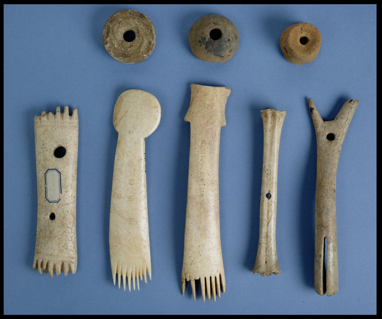 Přesleny vřeten, hřebeny na tkaní parohů a kostěný člunk a kování tkalcovského stavu, doba železná (kost) od Iron Age