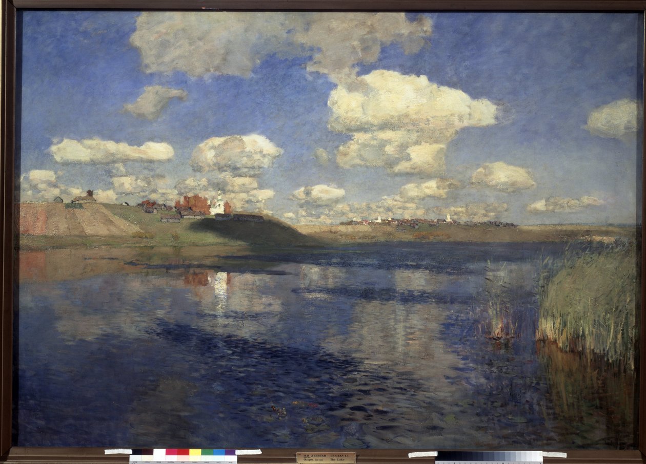 Jezero. Pohled na rozlohu jezera ohraničenou rákosím, na březích, vesnici a obdělávaná pole. Obraz od Isaaca (Isaaka) Iljiče Levitana (1860-1900), olej na plátně od Isaak Ilyich Levitan