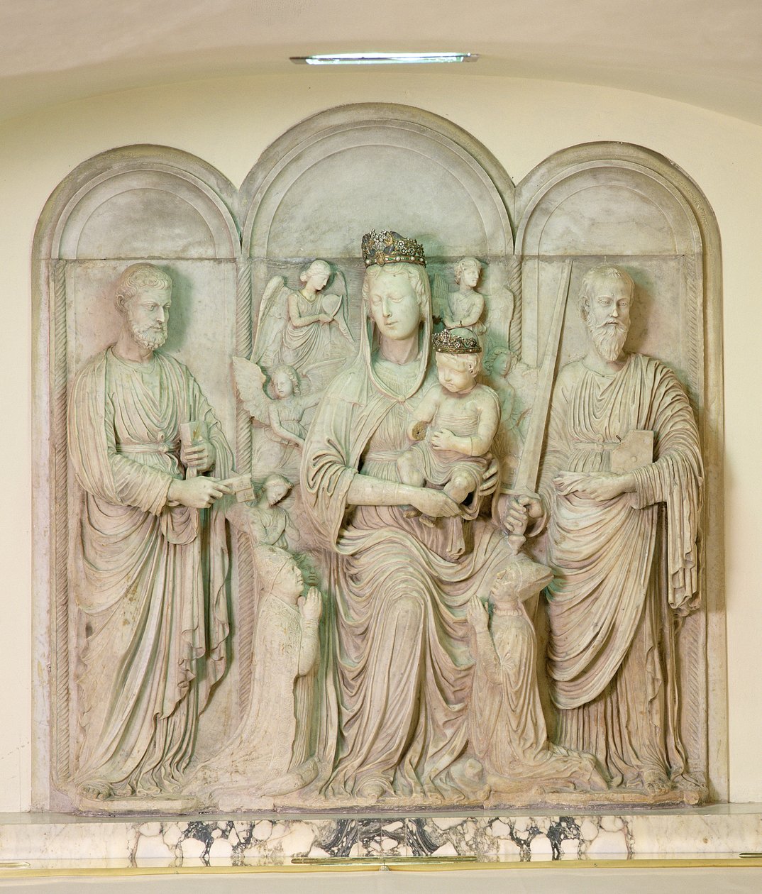 Madona s dítětem se svatými Petrem a Pavlem a donory, kolem 1450 (mramor) od Isaia da Pisa