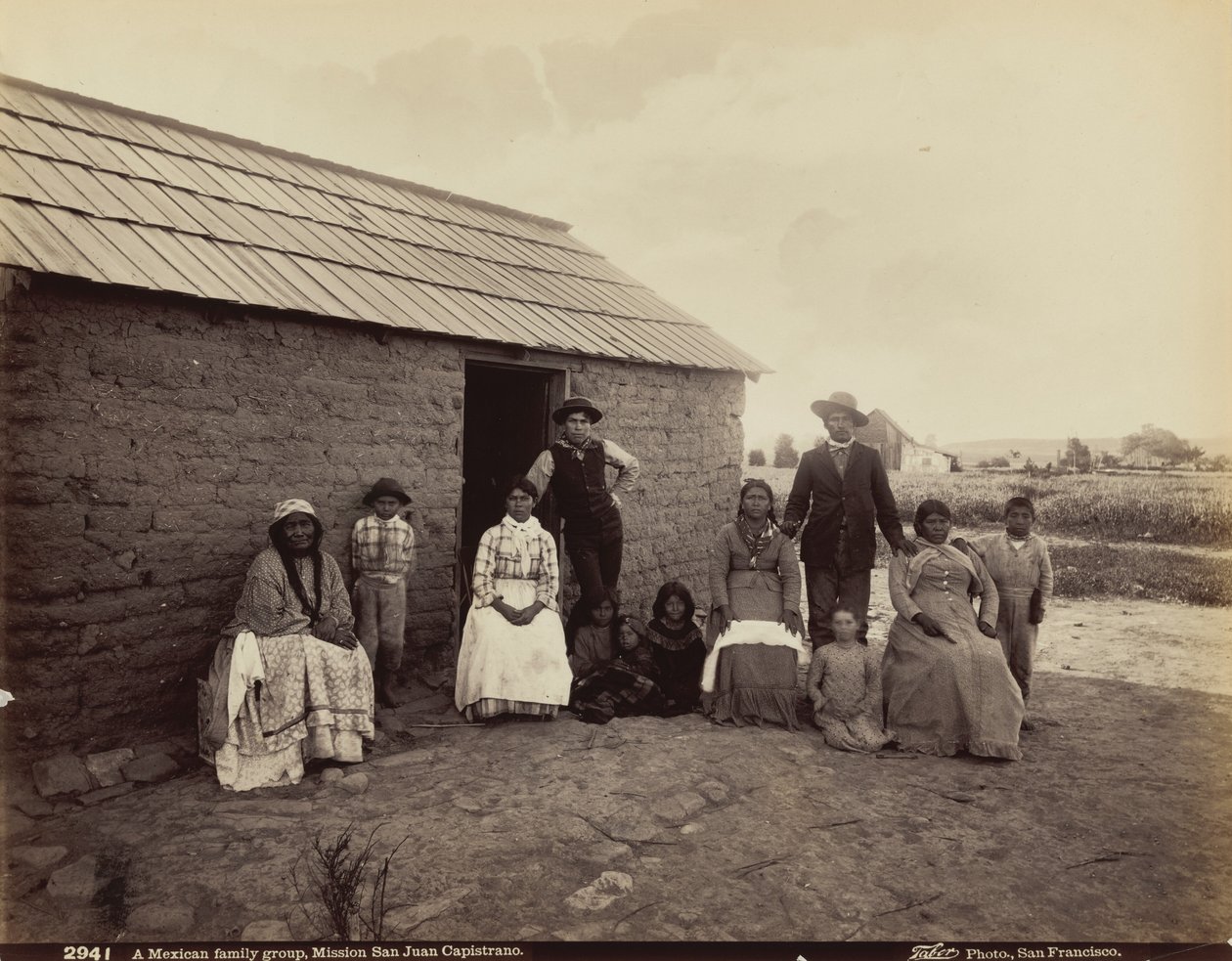 Skupina mexické rodiny, Mission San Juan Capistrano, Kalifornie, 1880 (foto) od Isaiah Taber
