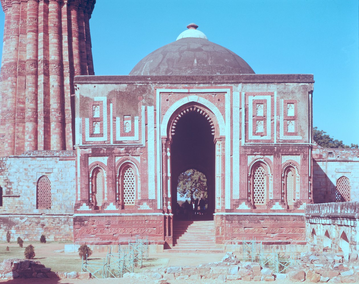 Alai Darwaza, postavený Ala-ud-din Khalji, 1311 od Islamic School