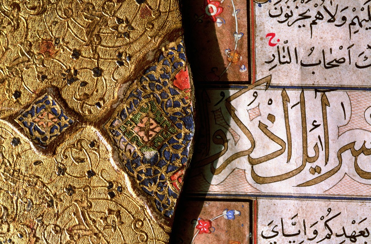 Detail složitých zlatých a lapis lazuli iluminací a arabeskových vzorů s thulth a naskh skripty na obálce koránu od Islamic School
