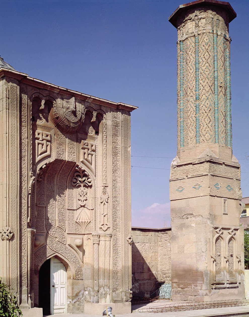 Vstupní portál a minaret, postaveno cca 1260-65 (foto) od Islamic School