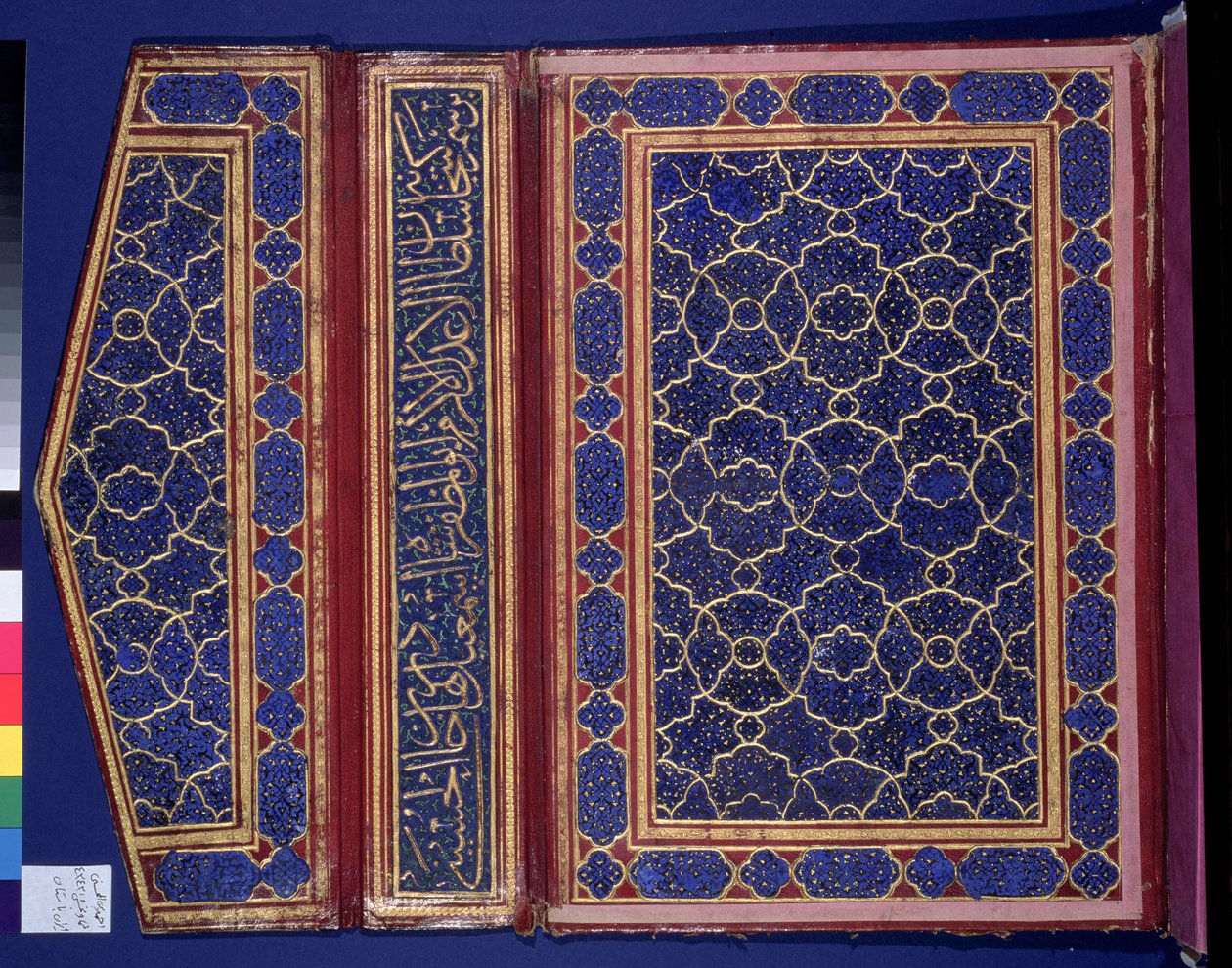 Vnitřní strana pouzdra na korán s nápisem thulth na vazbě (kůže) (viz 181735) od Islamic School