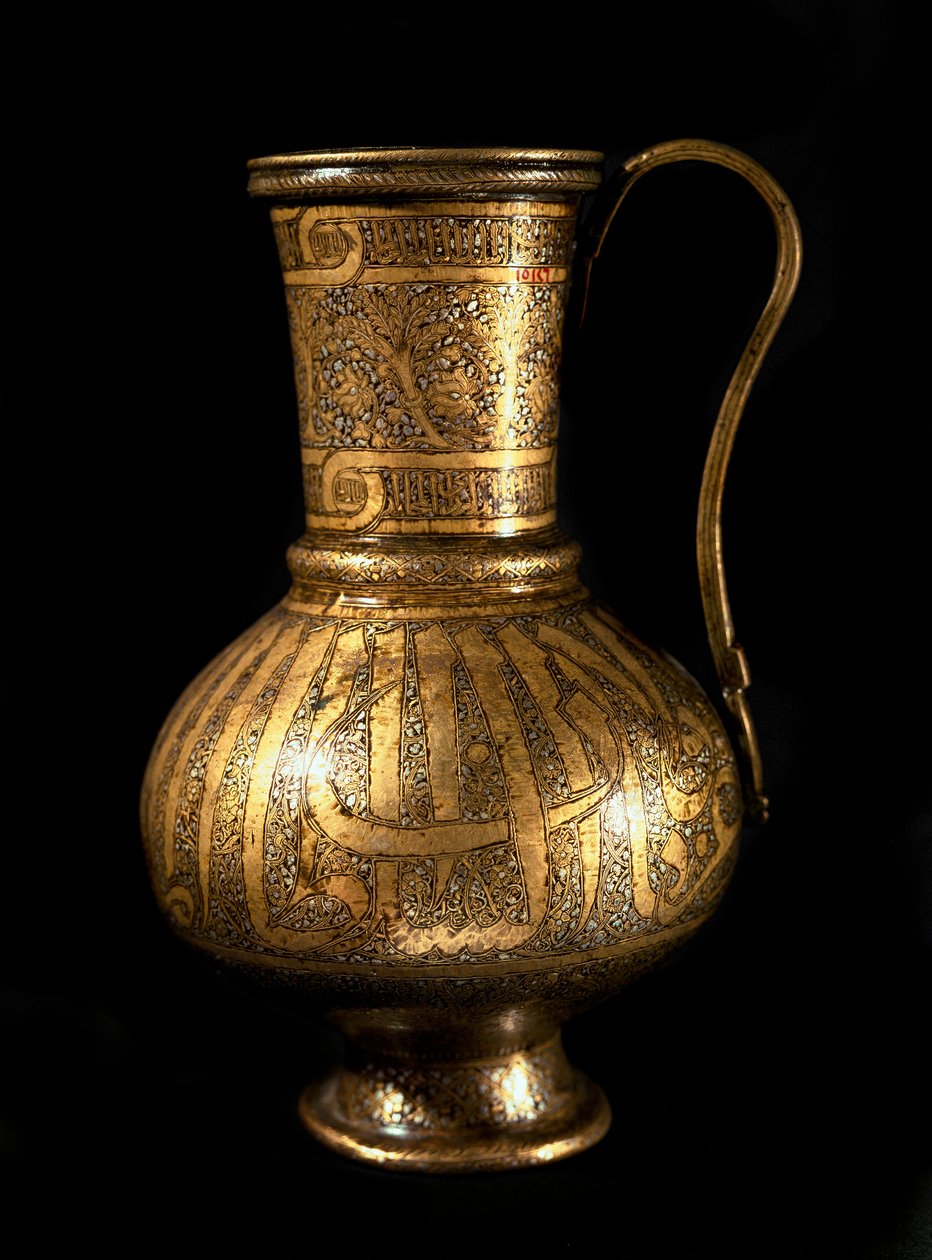 Islámské umění: karafa se stříbrným vykládáním a arabským písmem. Mamlúcká řemesla 14. století. Káhira, Muzeum islámského umění od Islamic School