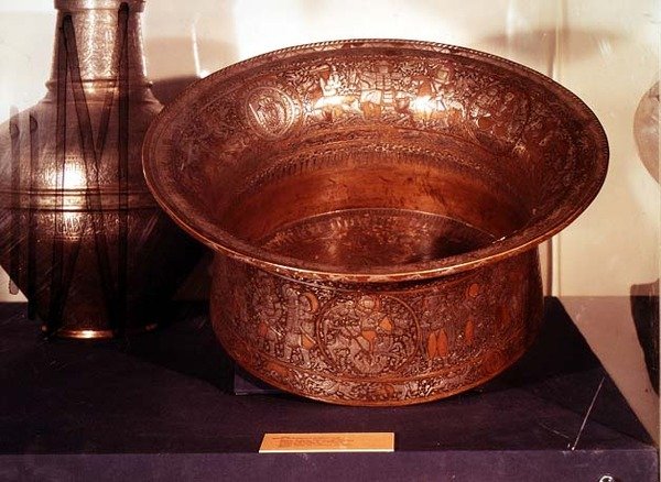 Mamlúcká mísa, známá jako Baptisterium St. Louis, z Egypta (měď) od Islamic School