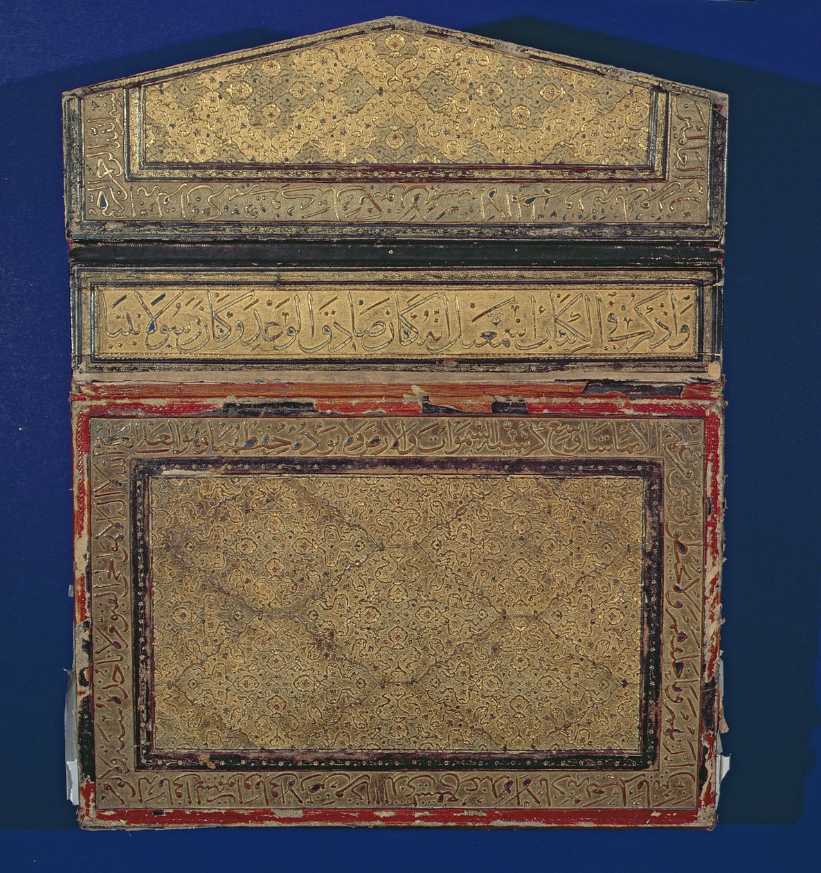 Vnější strana pouzdra na korán se zlaceným eslimovým vzorem súry 56 v kůži (viz 181734) od Islamic School