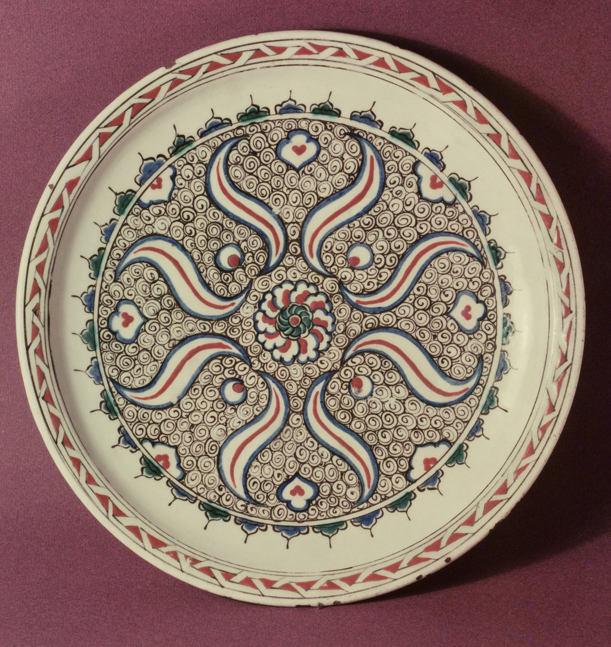 Talíř zdobený vzorem plamene, Iznik, z Turecka (keramika) od Islamic School