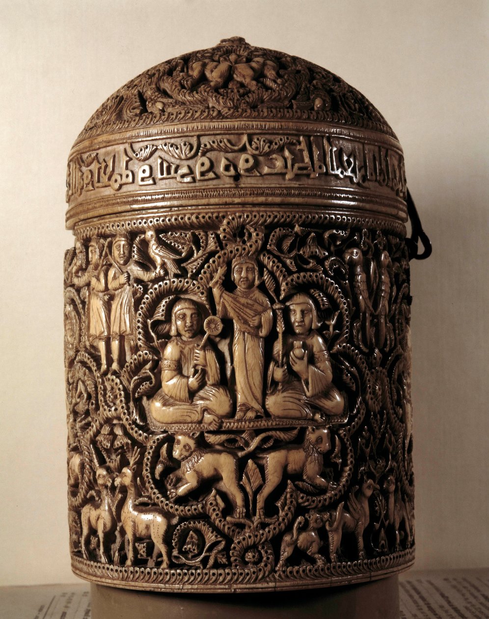 Pyxide (krabice) z Al-Mughiry (Al Mughira nebo Moughira) ze slonoviny z Cordoby a určené pro emíra, 968. Paříž, muzeum Louvre od Islamic School