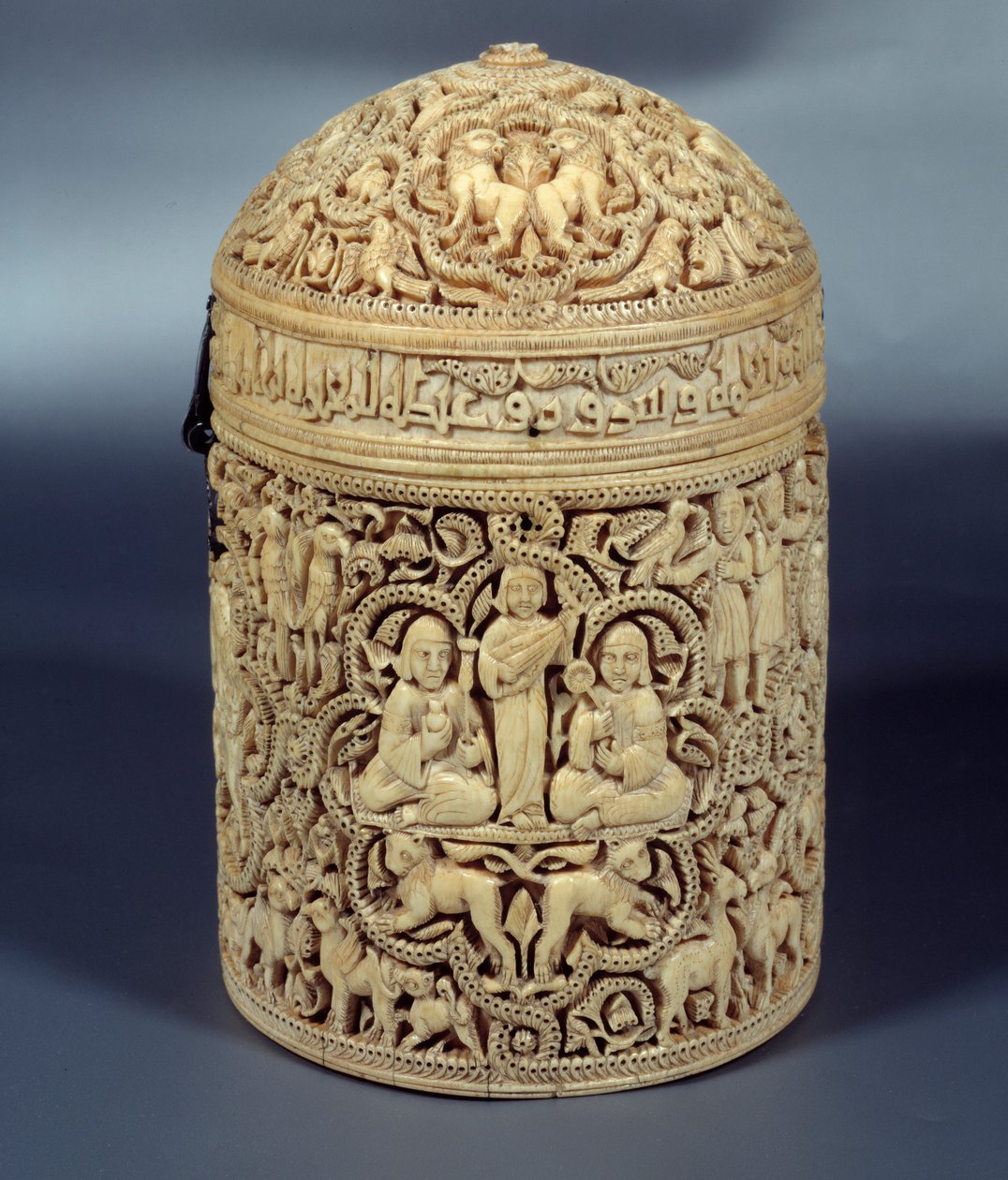 Pyxide (krabice) z Al-Mughiry (Al Mughira nebo Moughira) ze slonoviny z Cordoby a určené pro emíra, 968. Paříž, muzeum Louvre od Islamic School