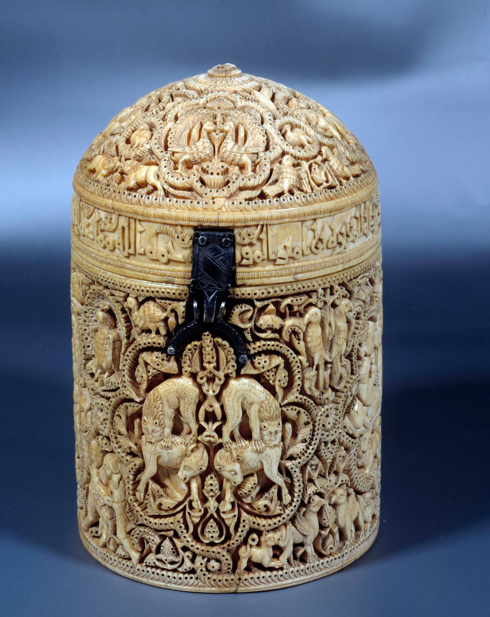 Pyxide (krabice) z Al-Mughiry (Al Mughira nebo Moughira) ze slonoviny z Cordoby a určené pro emíra, 968. Paříž, muzeum Louvre od Islamic School