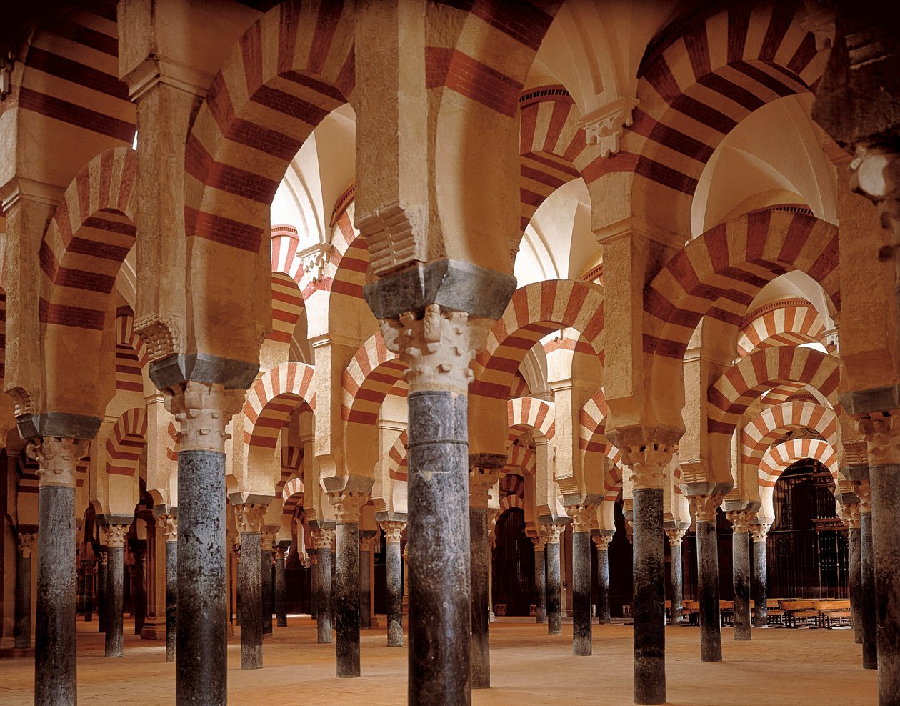 Oblouky a portika mešity-katedrály v Córdobě, 784-786 (foto) od Islamic School