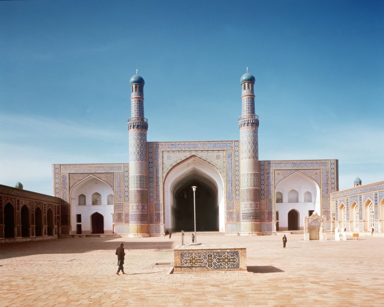 Nádvoří Masjid-i Jami neboli Páteční mešity, založené v roce 1200, přestavěné v roce 1498 od Islamic School