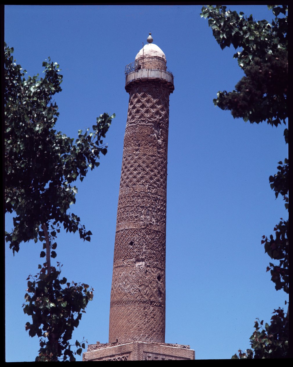 Šikmý minaret velké mešity Al Kabeer (Al Noori) od Islamic School