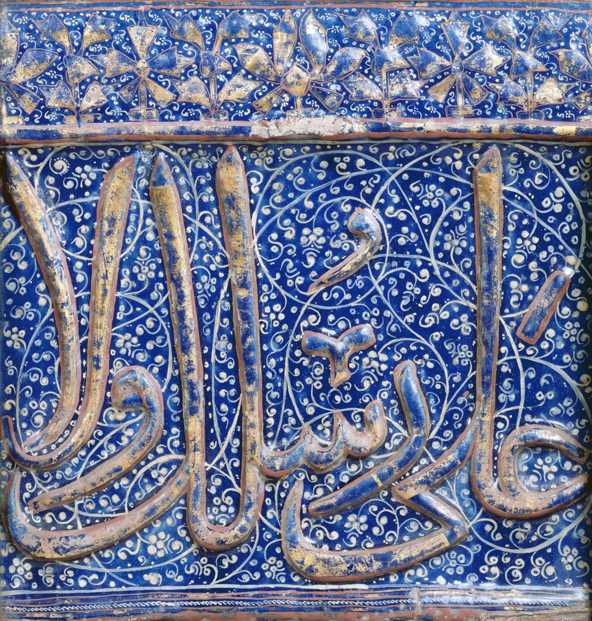Kachle zdobená zlatem, červenou a bílou přes tmavě modrou glazuru, konec 13. nebo začátek 14. století (keramika) od Islamic School
