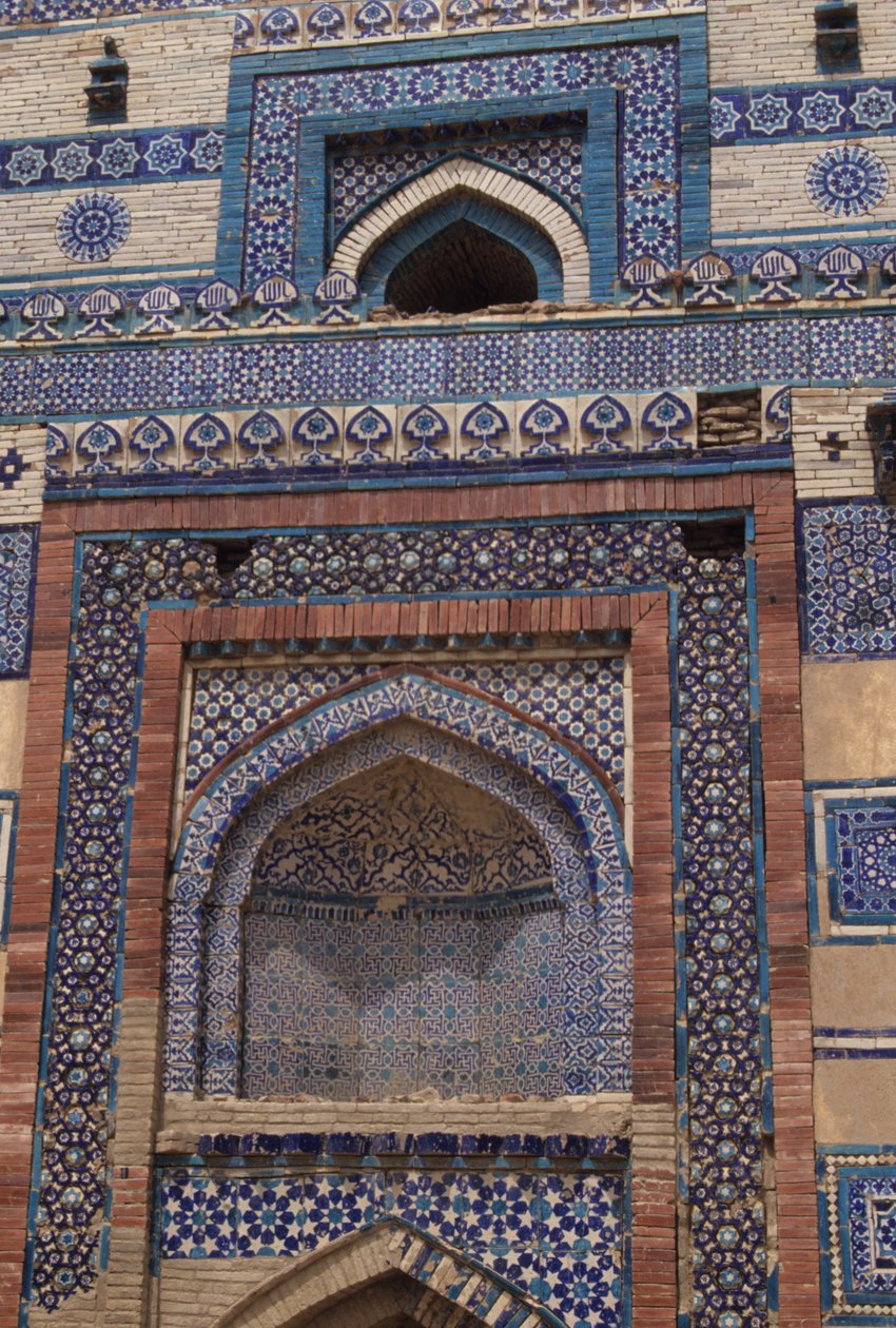 Dlaždice na vstupní bráně do mauzolea Bibi Jawindi († 1403) postaveného v roce 1494 od Islamic School