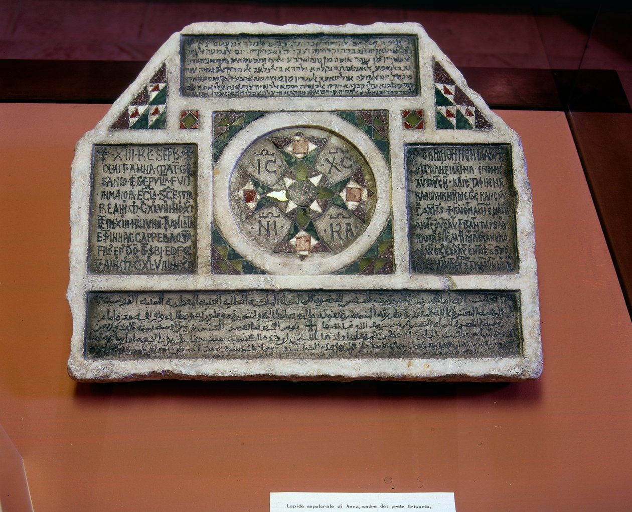 Náhrobek s nápisy ve čtyřech jazycích od Islamic School