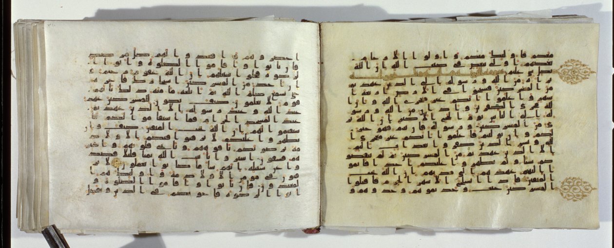 Dvě stránky rukopisu koránu psaného orientálním kufickým písmem od Islamic School