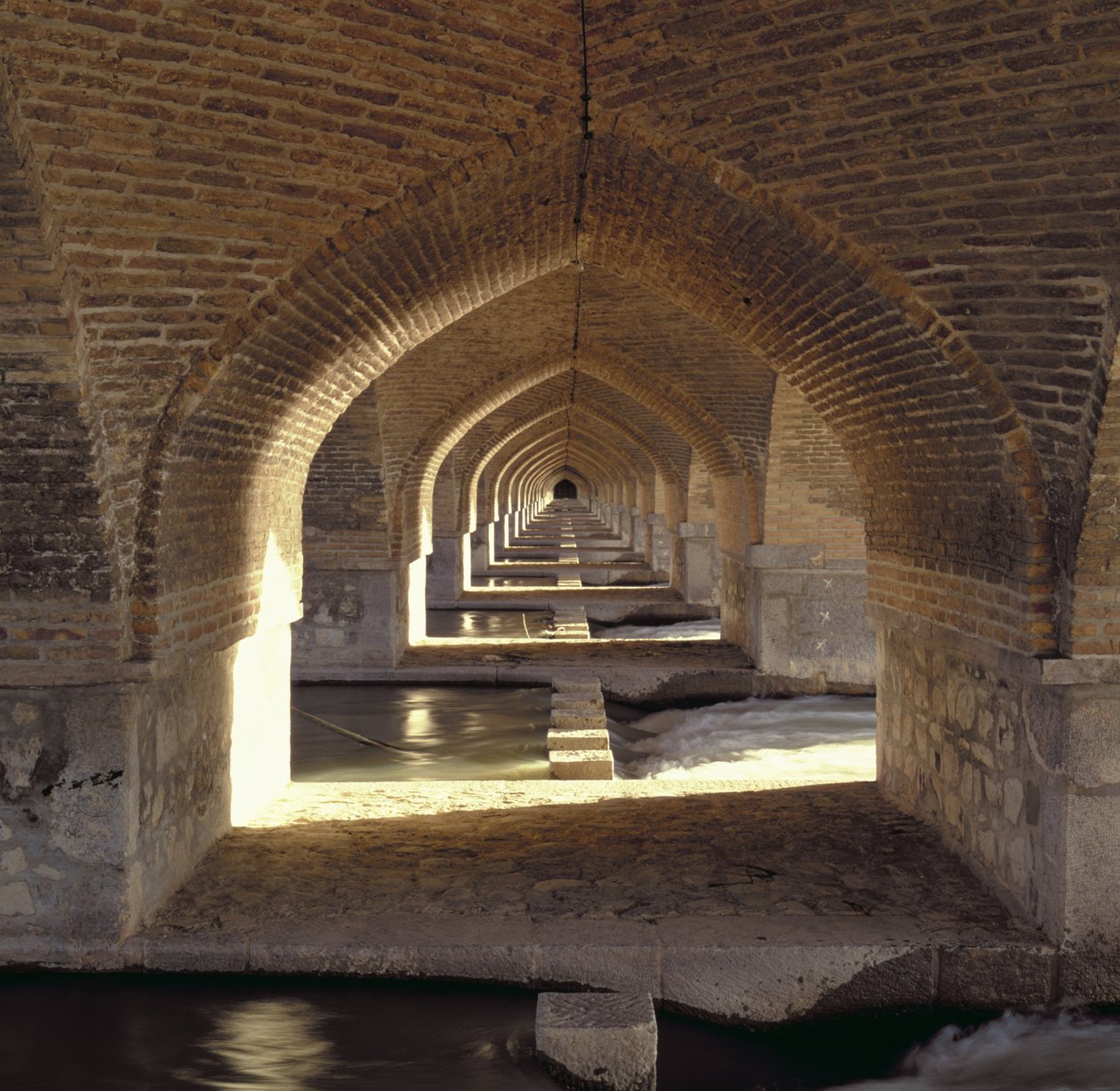 Pohled podél vnitřku přehrady Khaju Bridge, období Safavid (cihla a kámen) od Islamic School