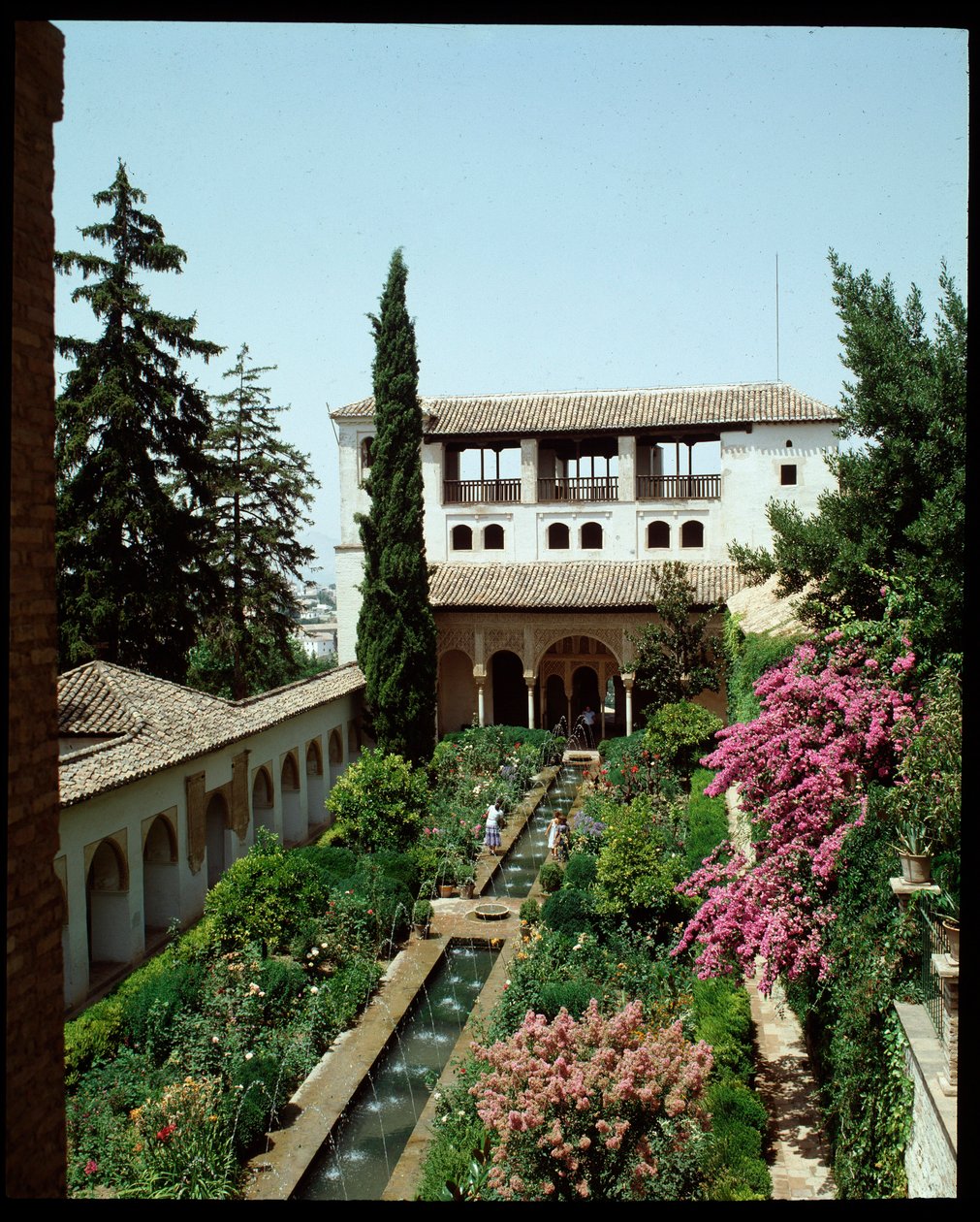 Pohled na Palacio de Generalife a letní zahrady od Islamic School