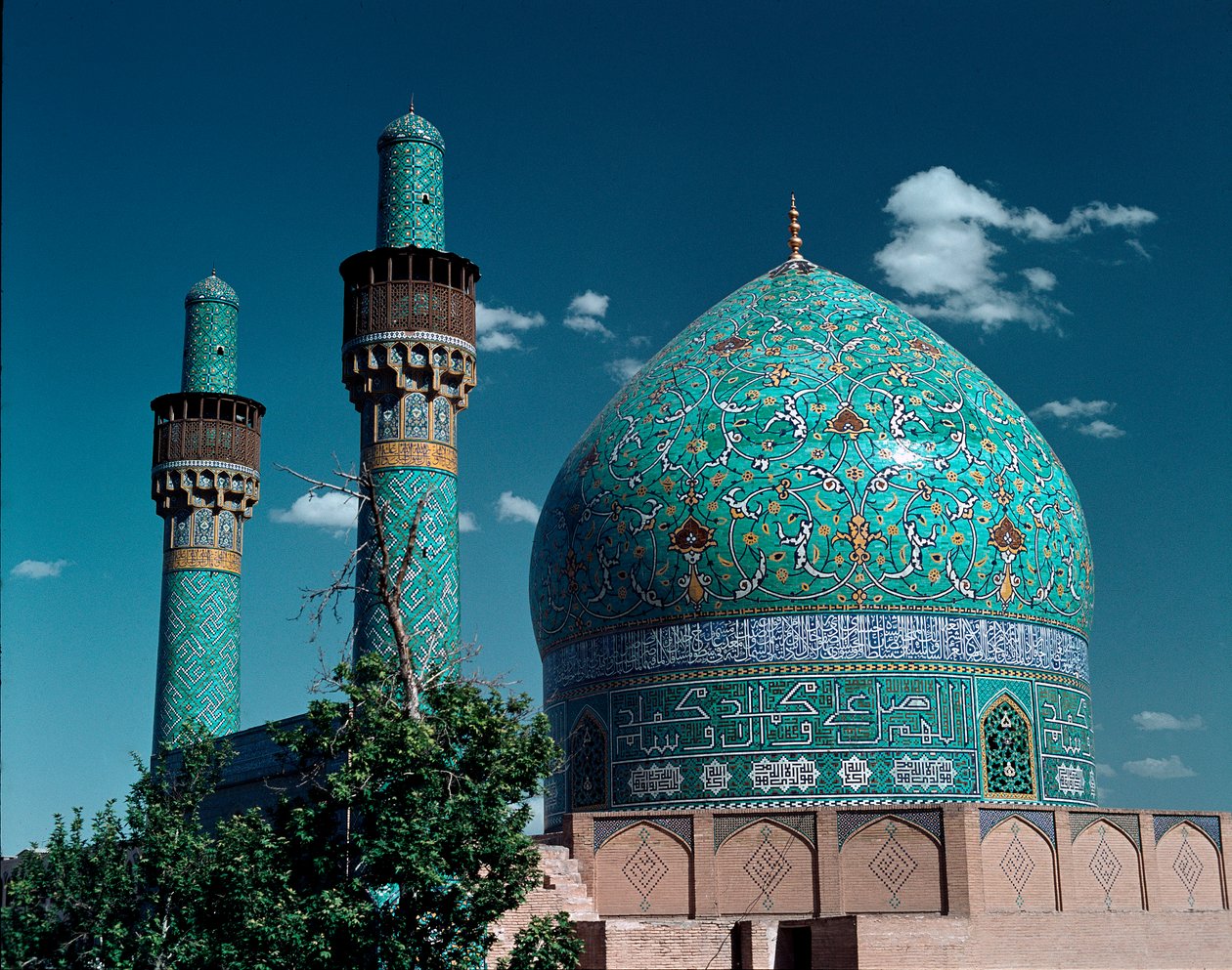 Pohled na mešitu Shah (také známá jako mešita imáma) od Islamic School