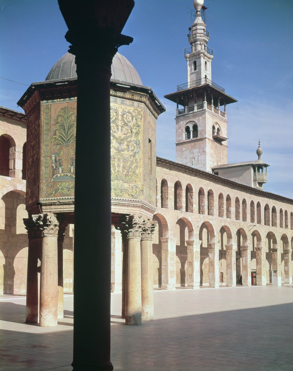 Pohled na pokladnici (bayt al-mal) a severní minaret na nádvoří, postavený v letech 705-715 našeho letopočtu (foto) od Islamic School