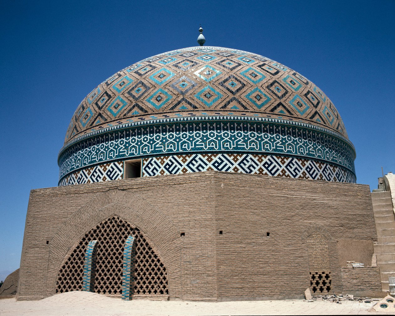 Pohled na kopuli Jameh (Jame) mešita Yazd od Islamic School