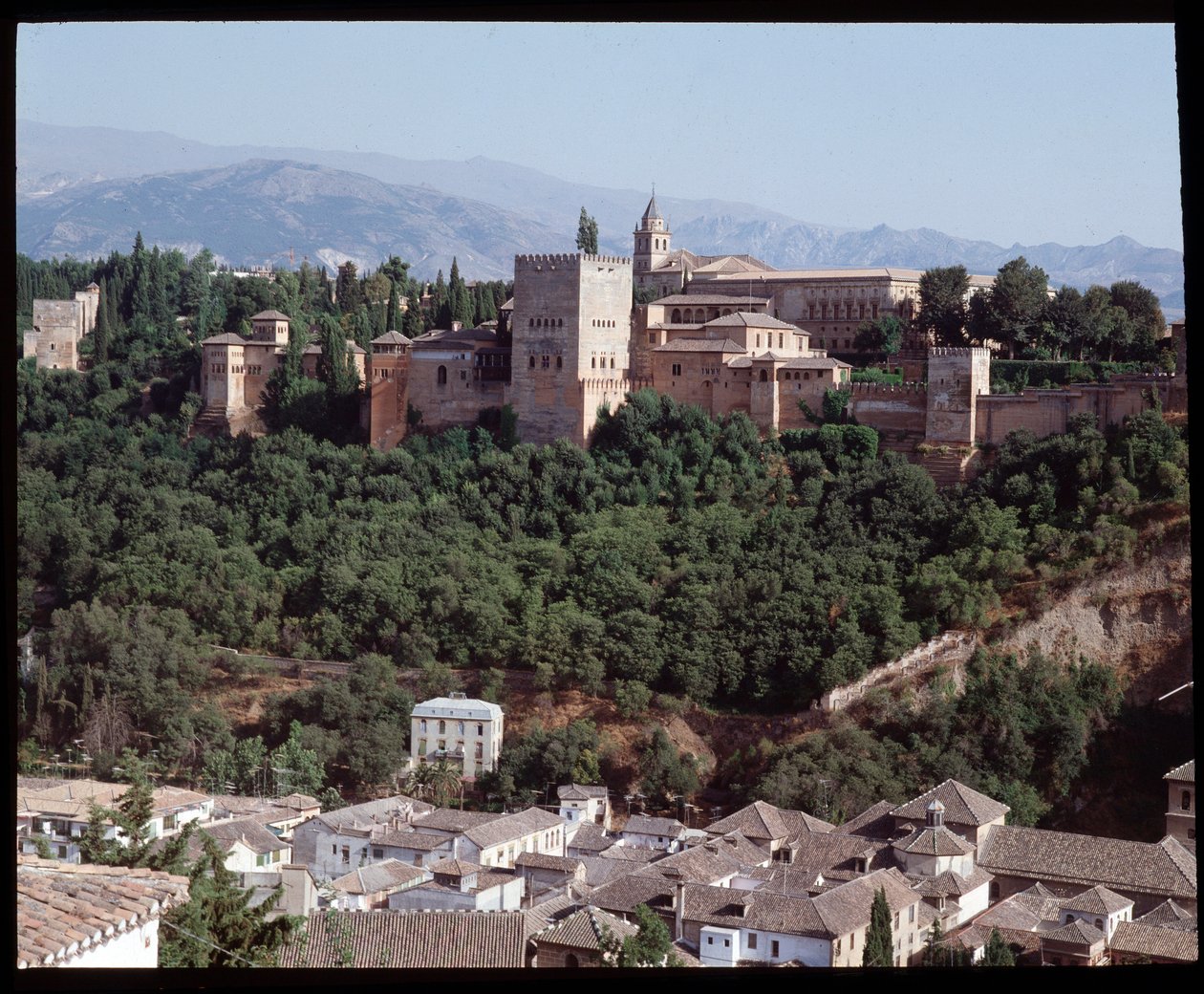 Pohled na pevnost a palác Alhambra od Islamic School