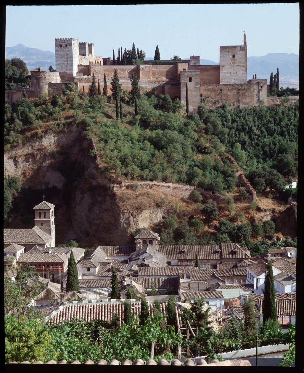 Pohled na pevnost a palác Alhambra od Islamic School