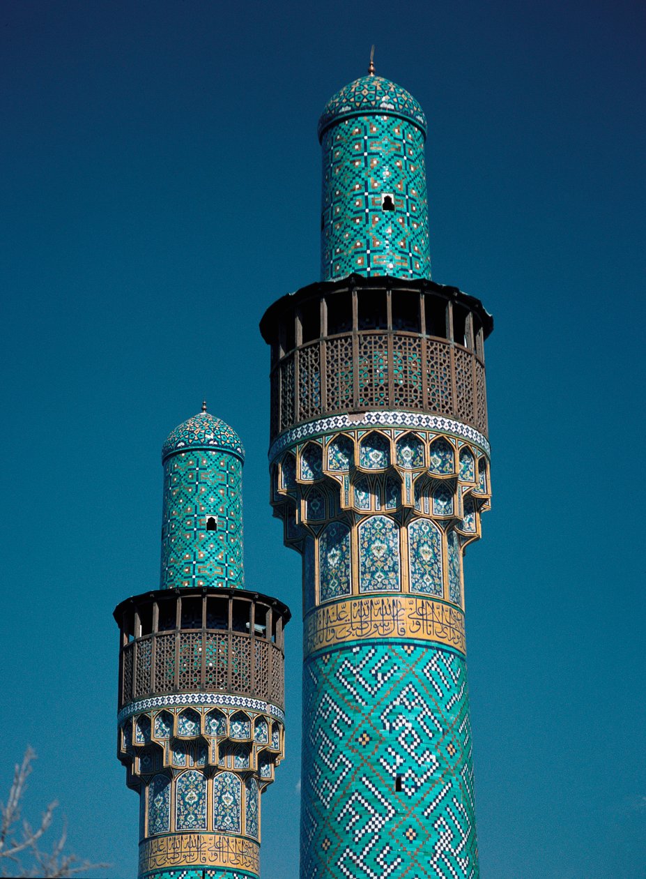 Pohled na minarety mešity Shah (také známé jako mešita imáma) od Islamic School