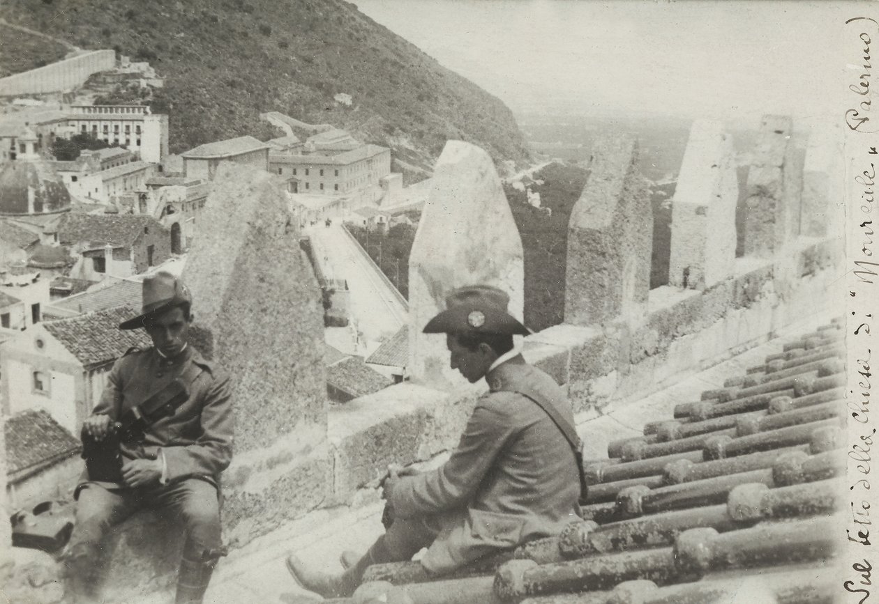 Dva vojáci fotografovaní na střeše kostela Monreale, 1910 od Italian Photographer