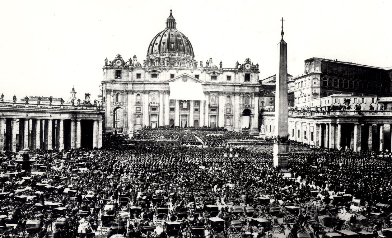 Pohled na dav na náměstí a bazilice St. Peters, Vatikán, kolem roku 1865 od Italian Photographer