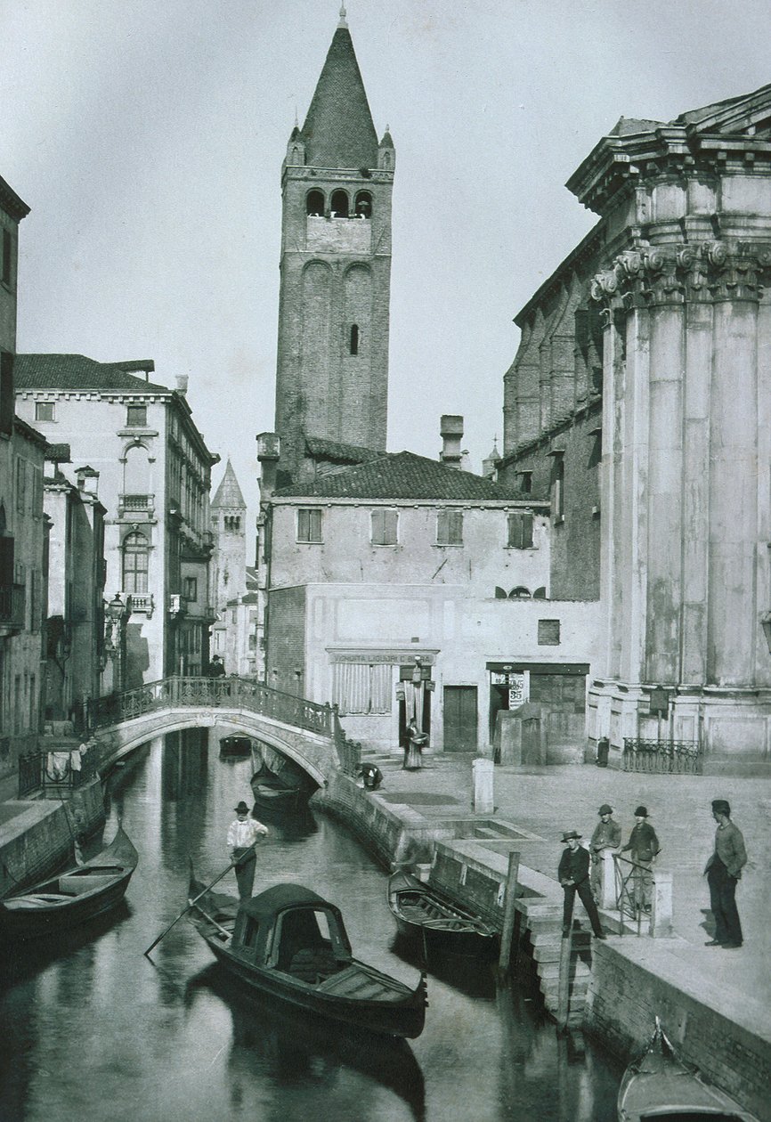 Pohled na Canale San Barnaba se zvonicí kostela San Barnaba od Italian Photographer