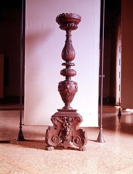 Torchere, jeden z páru (ořechové dřevo) od Italian School