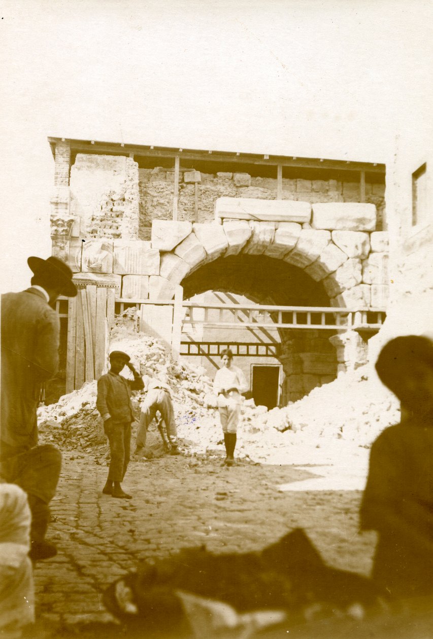 Bourání domů kolem oblouku Marca Aurelia, Tripolis, Libye, 4. října. od Italian Photographer