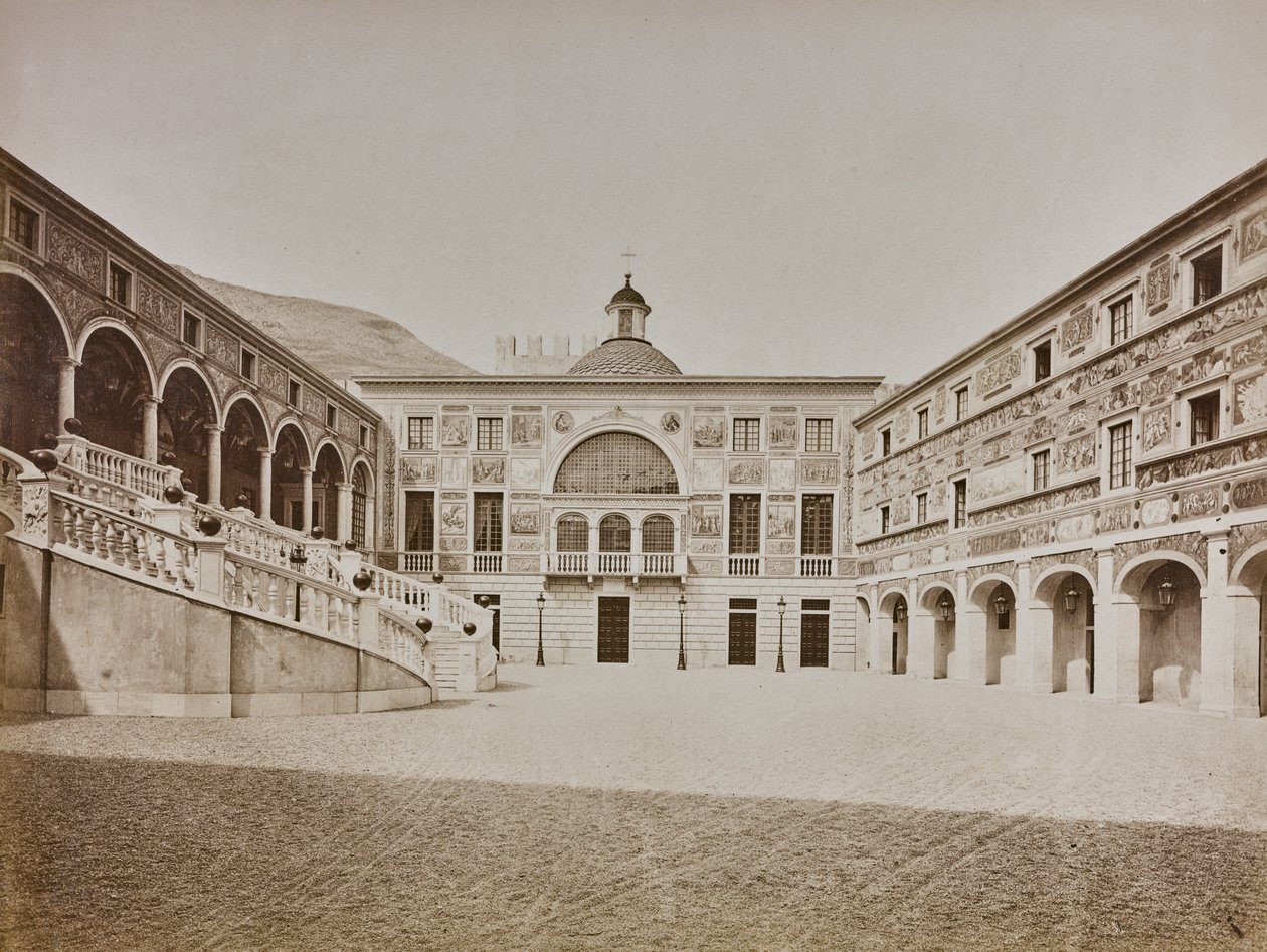 Album „Italie 1882, Neapol, Pise, Gênes, Corniche“: Vnitřní nádvoří knížecího paláce v Monaku od Italian Photographer
