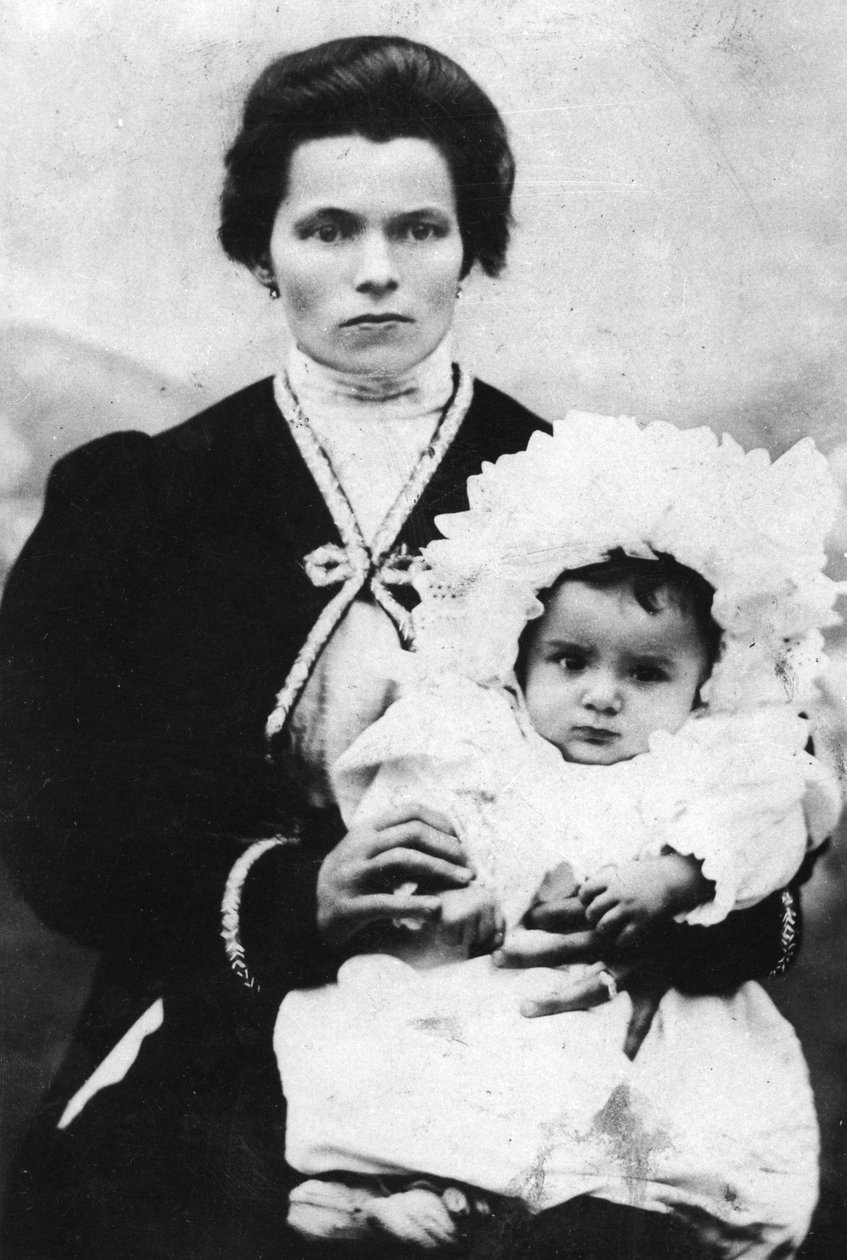 Benito Mussolini jako dítě se svou matkou Rosou Maltoni - 1884 - Benito MUSSOLINI (1883-1945) v náručí své matky Rosy Maltoni. od Italian Photographer