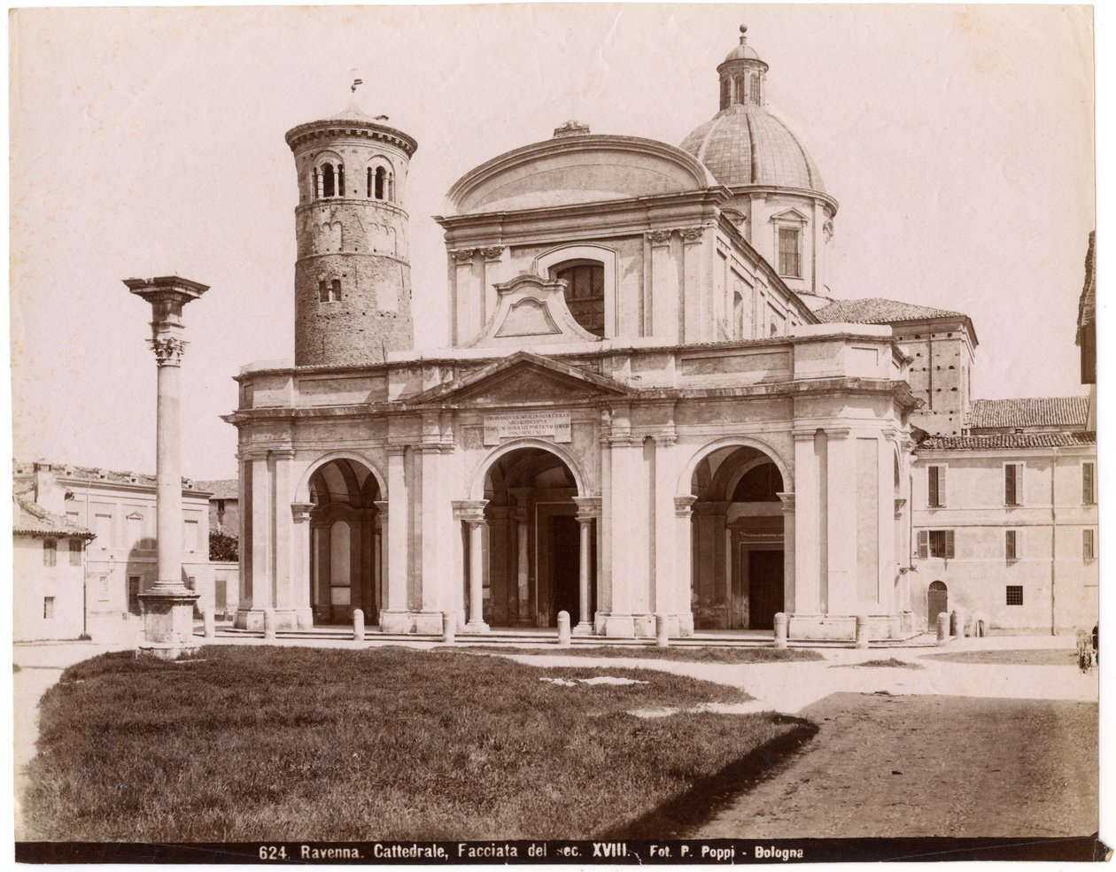 Katedrála vzkříšení našeho Pána Ježíše Krista, Ravenna, Emilia-Romagna, Itálie, fotografie Pietro Poppi, Bologna, ca 1900 od Italian Photographer