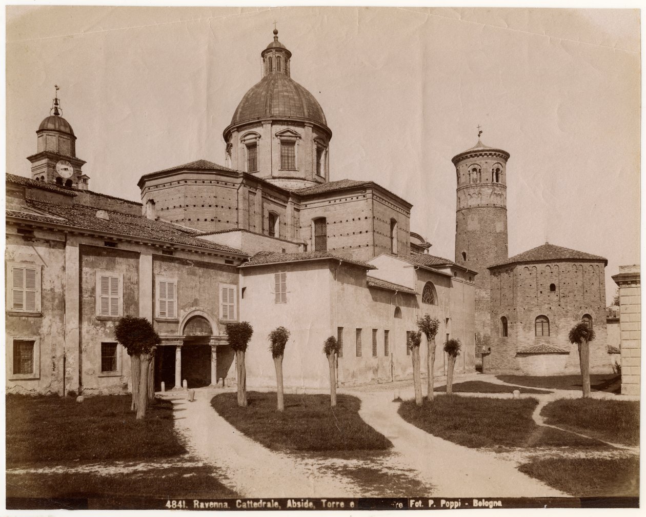 Katedrála vzkříšení našeho Pána Ježíše Krista, s baptisteriem vpravo, Ravenna, Emilia-Romagna, Itálie, fotografie Pietro Poppi, Bologna, ca 1900 od Italian Photographer