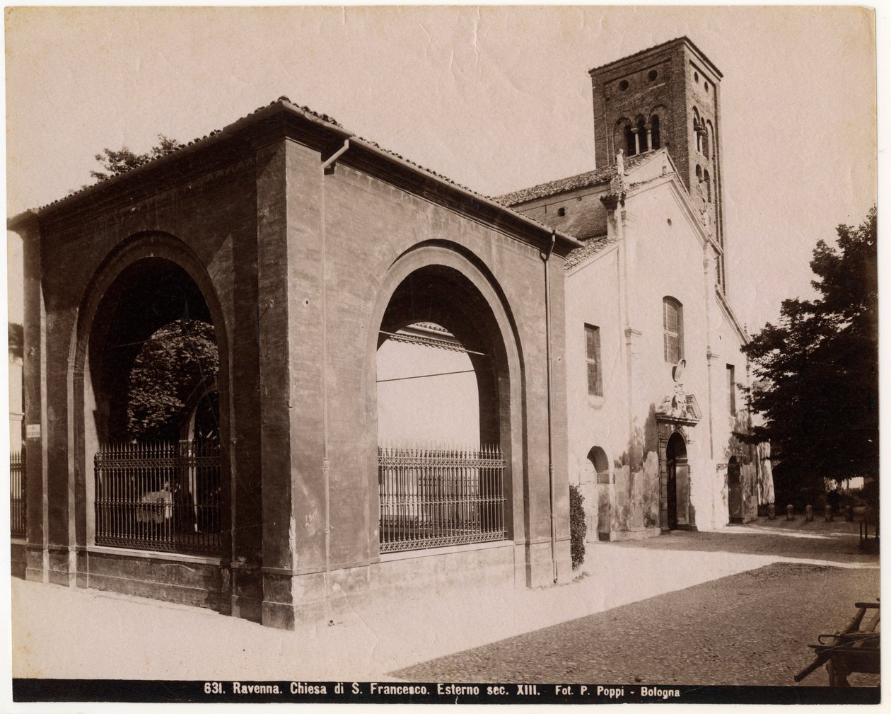 Kostel svatého Františka, Ravenna, Emilia-Romagna, Itálie, fotografie Pietro Poppi, Bologna, ca 1900 od Italian Photographer