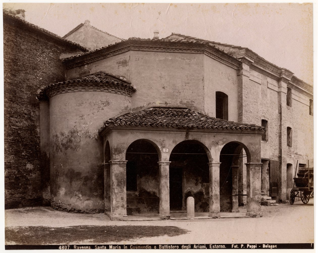 Kostel Panny Marie v Cosmedin nebo Baptisterium Arianů, Ravenna, Emilia-Romagna, Itálie, fotografie Pietro Poppi, Bologna, ca 1900 od Italian Photographer